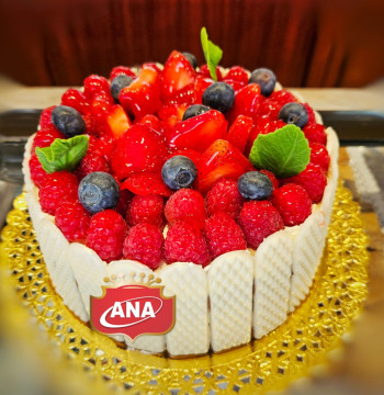 Tort Bezea cu fructe de padure